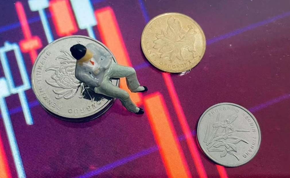 Money Market Funds Under Pressure as Yields Near 1% Money Market Funds Under Pressure as Yields Near 1%